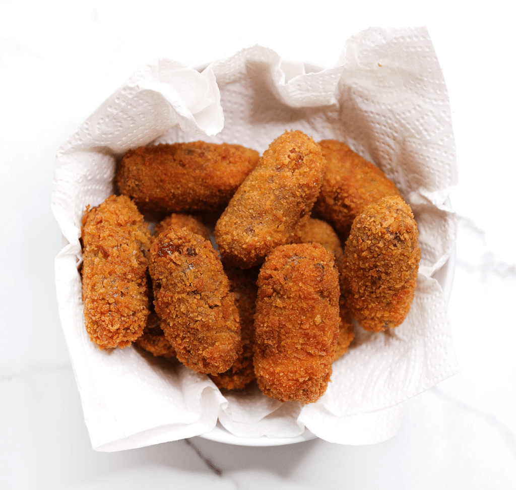 Verhit een laagje zonnebloemolie op middelhoog vuur of gebruik een friteuse (170 ℃). Bak de nasikroketten rondom in ca. 3 minuten goudbruin. Laat de nasikroketten uitlekken op keukenpapier.