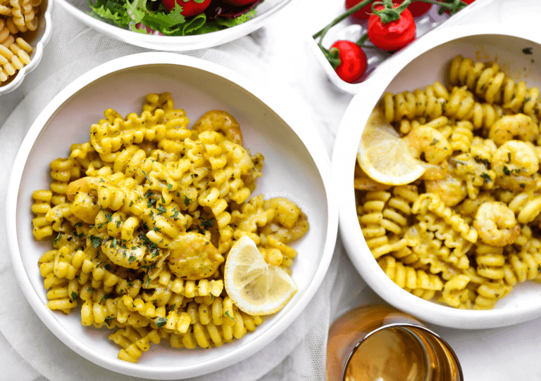 Riccioli met garnalen in currysaus