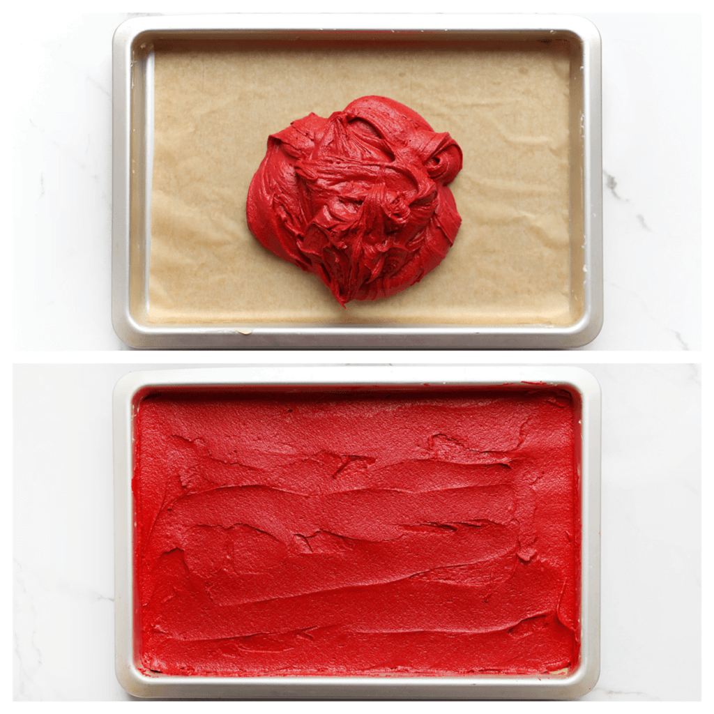 Verdeel het red velvet browniebeslag gelijkmatig over een bakplaat met bakpapier.