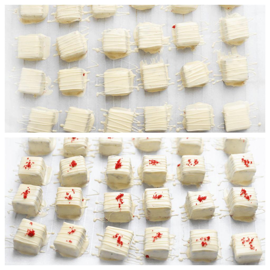 Garneer de red velvet brownies met lijntjes chocolade en red velvet-kruimels.