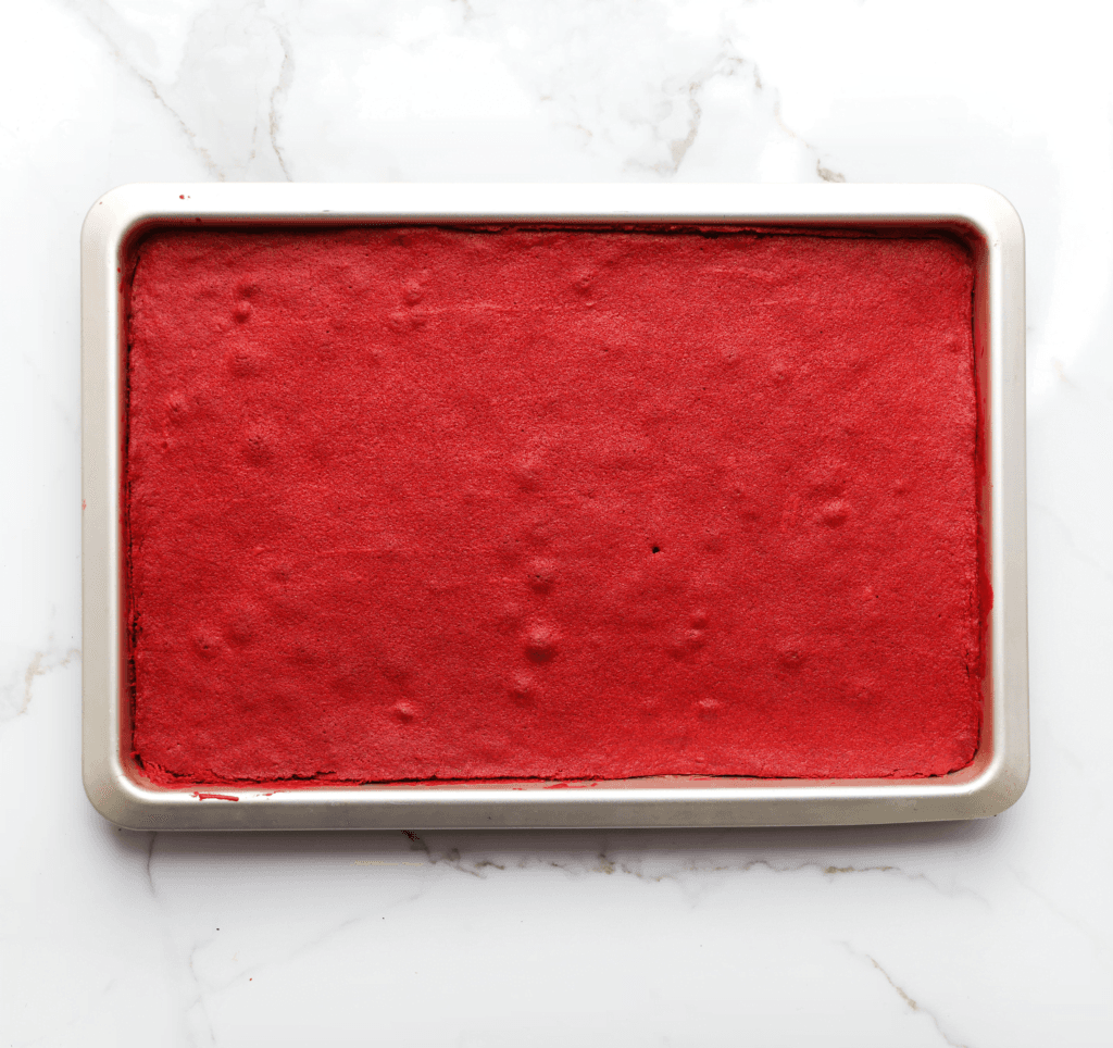 Zet de red velvet browniecake in een voorverwarmde oven op 175 ℃ en bak gedurende 20-30 minuten. Houd de baktijd zelf in de gaten, want elke oven werkt anders.