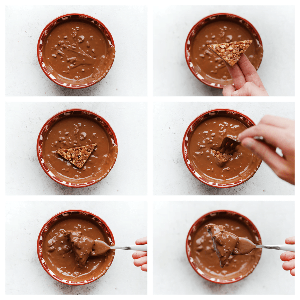 Haal de koude snickerskoekjes één voor één door de gesmolten melkchocolade. Leg ze op een vel bakpapier.