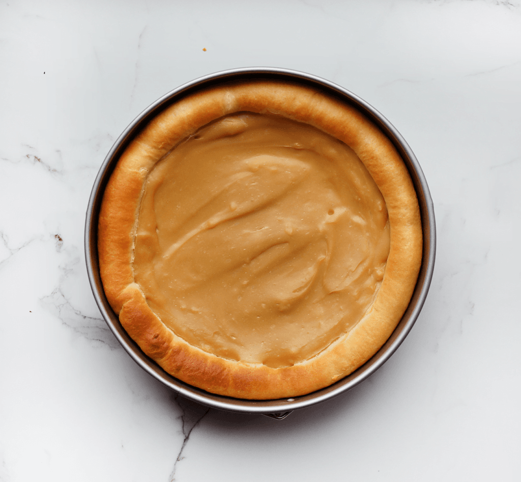 Zet de Speculoostaart in een voorverwarmde oven op 175 ℃. Bak 20-25 minuten of tot de taart mooi goudbruin is. Houd dit zelf in de gaten, want elke oven werkt anders. Laat de Speculoostaart compleet afkoelen.