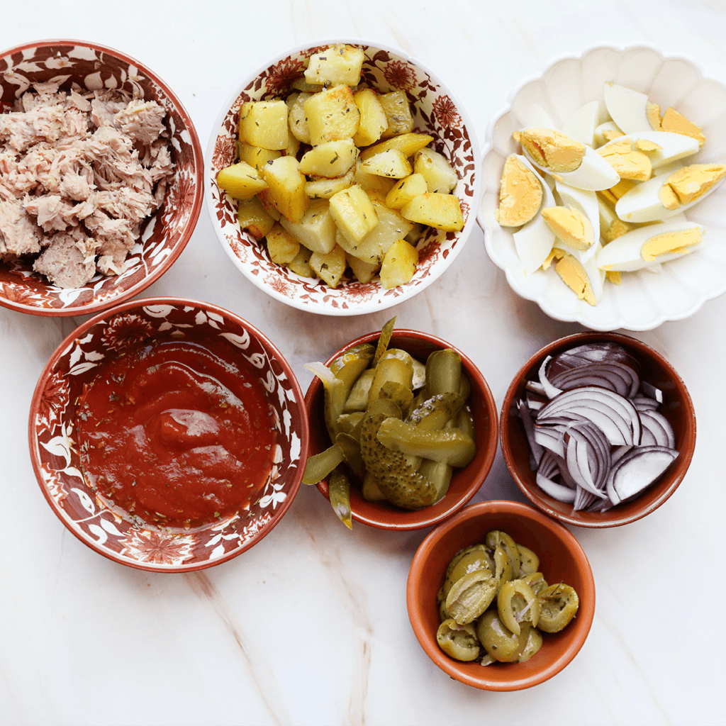 Vul de broodjes naar wens. Ik heb ze gevuld met sla, tonijn, gebakken aardappelblokjes, gekookt ei, tomatensaus, augurk, rode ui, groene olijven en saus naar wens.