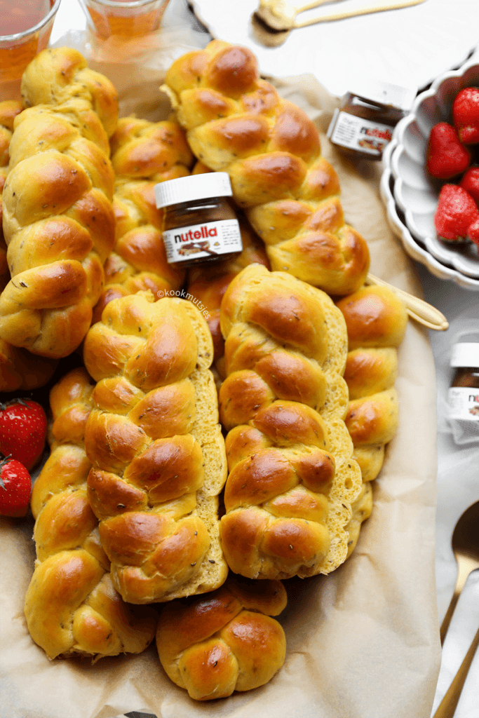 Zoete anijsvlechtbroodjes