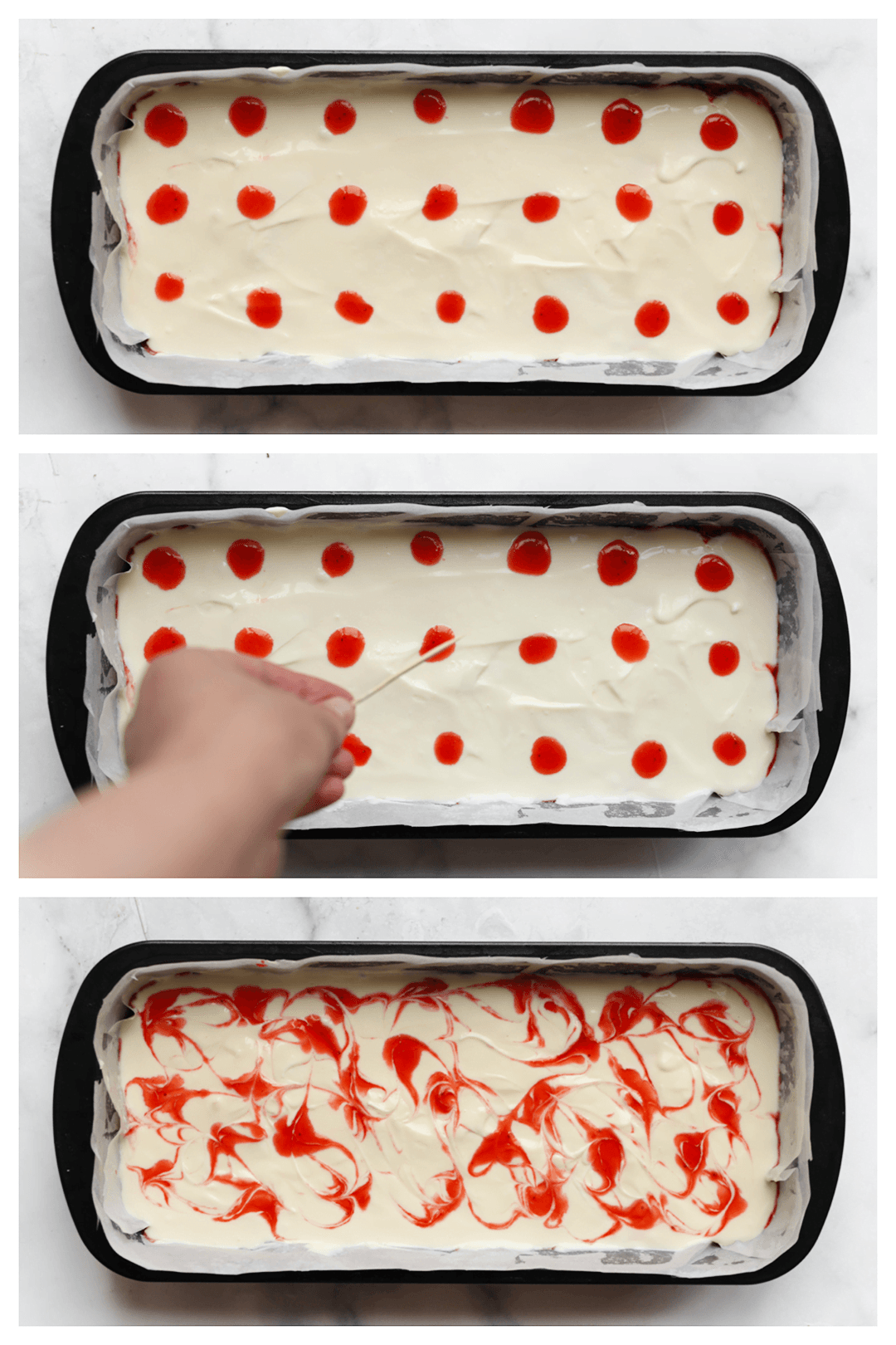 Cheesecake garneren met druppels van het ardbeienmengsel en uitsmeren met een tandenstoker voor een sierlijk patroon