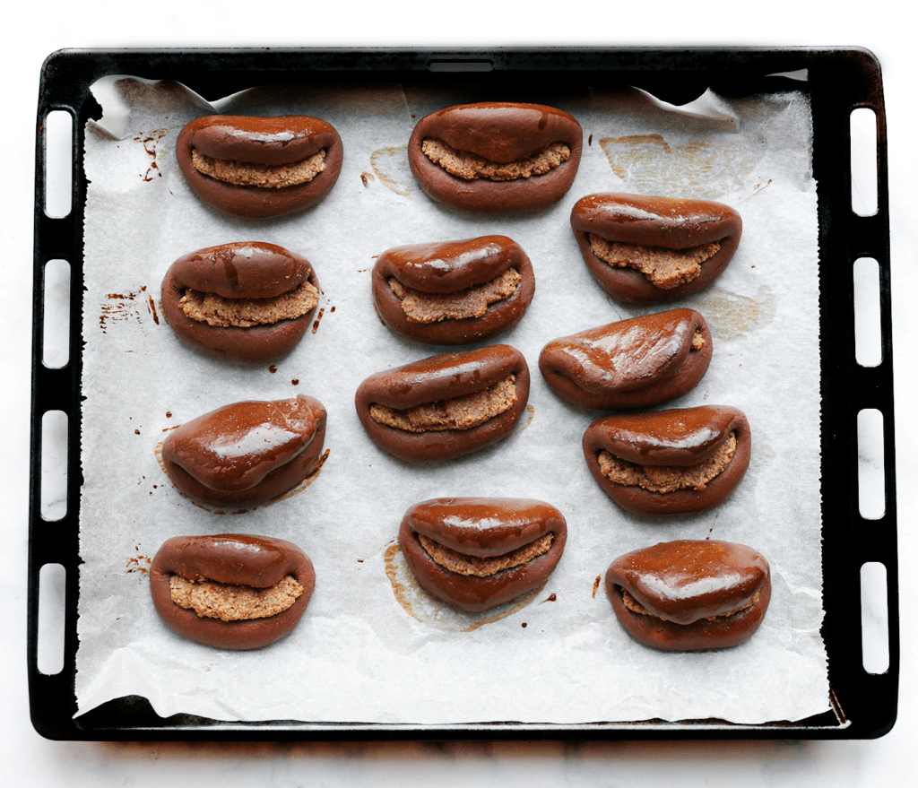 Zet de chocolade-pecanbroodjes in een voorverwarmde oven op 200 °C. Bak ze 8-10 minuten of tot de broodjes gaar zijn. Houd de baktijd zelf in de gaten, want elke oven werkt anders. Dek de broodjes direct af met een schone theedoek zodra ze uit de oven komen. Zo blijven ze heerlijk zacht. Laat ze afkoelen.