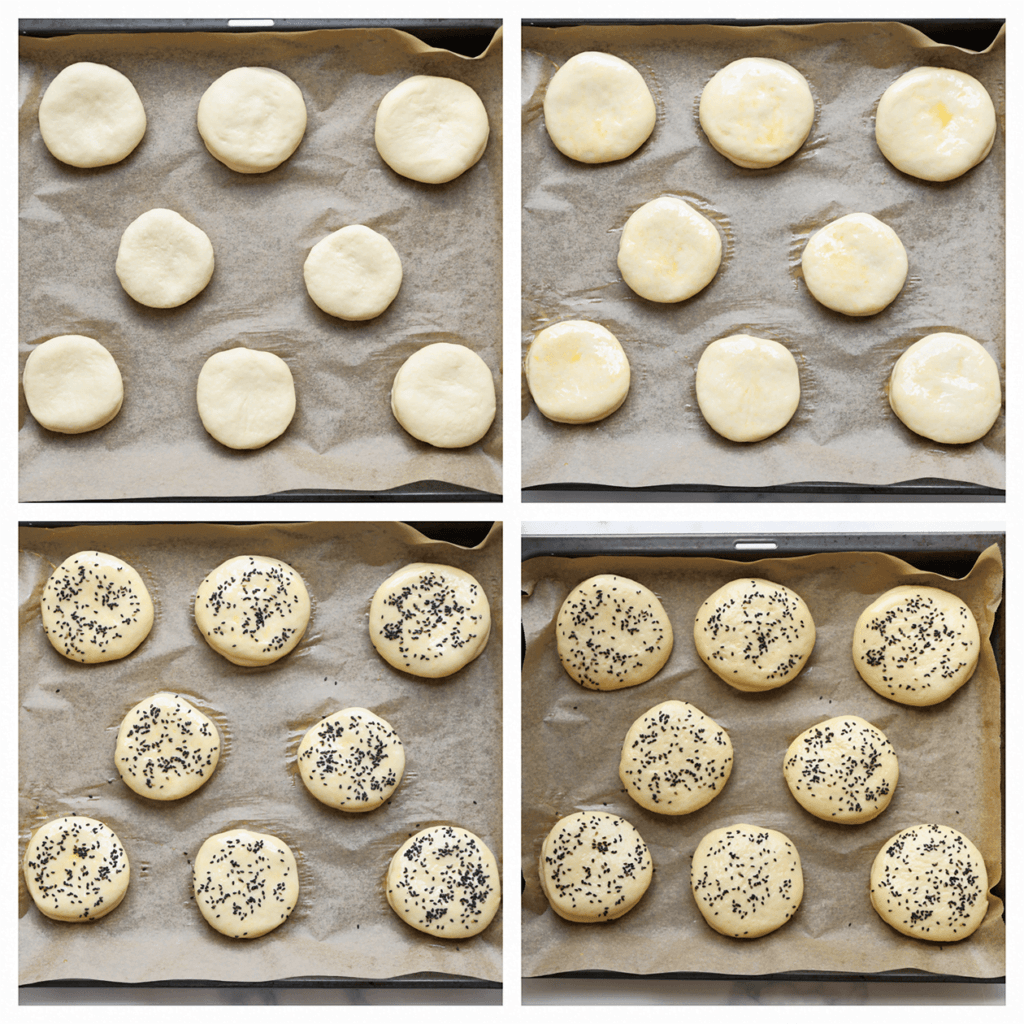 Leg het deeg op een bakplaat met bakpapier. Bestrijk ze met ei en strooi er wat sesamzaadjes op. Laat 30 minuten rijzen, of totdat ze in formaat zijn verdubbeld.