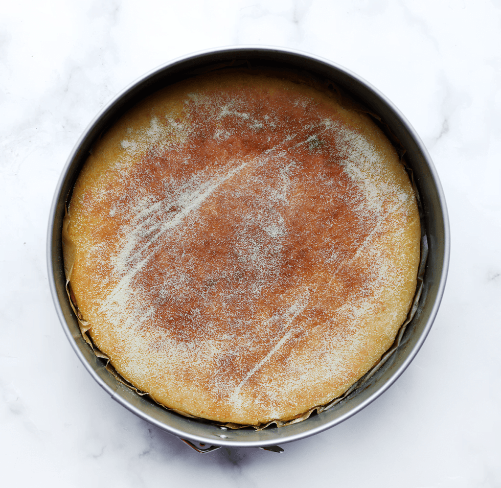 Zet de harcha-taart met roomkaasvulling in een voorverwarmde oven op 200 °C. Bak gedurende 25-30 minuten, of totdat de harcha mooi goudbruin is gekleurd. Houd de baktijd zelf in de gaten, omdat elke oven anders werkt.