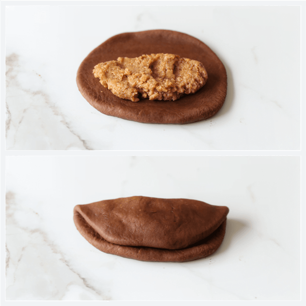 Vul de helft van het deeg met het pecanmengsel (18 gram) en vouw het deeg dicht. Herhaal deze werkwijze.