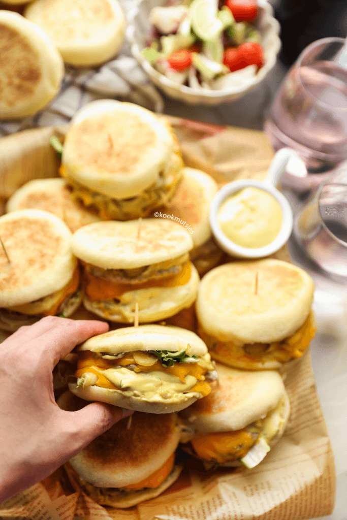 Platte broodjes met gehaktburger eindresultaat Kookmutsjes