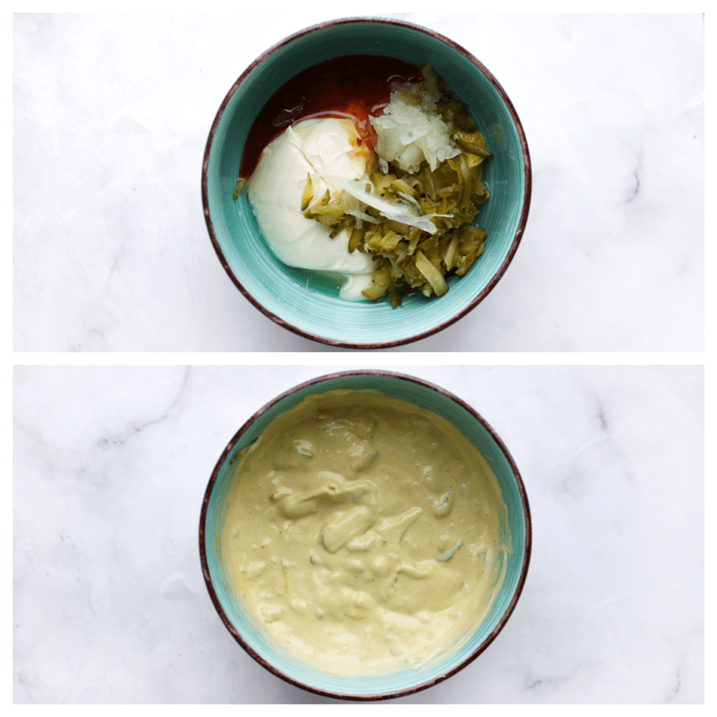 Doe de mayonaise, mosterd, augurk, gele ui, het augurkwater en de chilisaus in een kom. Meng alles goed door elkaar.