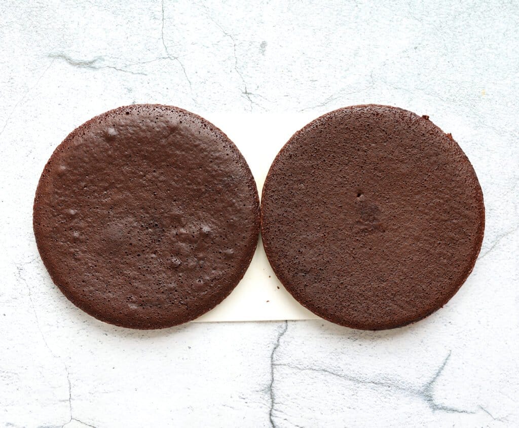 Laat de chocoladecake afkoelen.