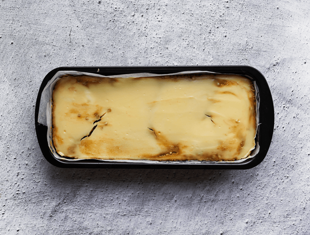 Zet de Snickers-cheesecake in een voorverwarmde oven op 125 ℃ en bak gedurende 55-60 minuten, of totdat de zijkanten stevig zijn en het midden nog lichtjes wiebelt. Schakel de oven uit en laat de Snickers-cheesecake 1 uur in de oven liggen. Dit voorkomt dat de cheesecake inzakt of scheurt. Bewaar de Snickers-cheesecake, afgedekt, in de koelkast om op te stijven. Het liefst een nachtje.