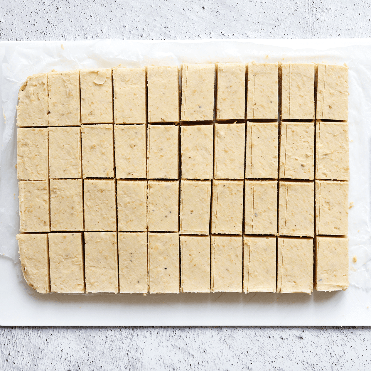 Buenokoekjes in stukken snijden