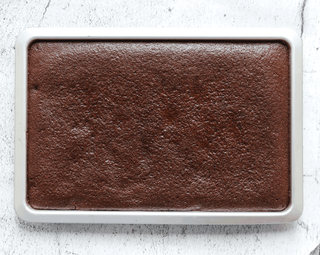 Plaats de chocoladecake weer in de voorverwarmde oven op 175 ℃ en bak 22-25 minuten. Hou de baktijd goed in de gaten, omdat oventijden kunnen variëren.