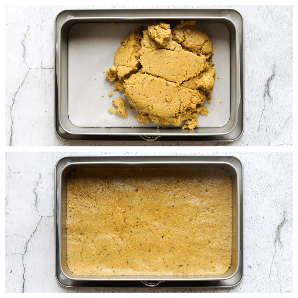 Verdeel het koekjesdeeg over een springvorm bekleed met bakpapier. Druk het stevig aan. Plaats het koekjesdeeg, afgedekt, in de koelkast totdat het stevig is.