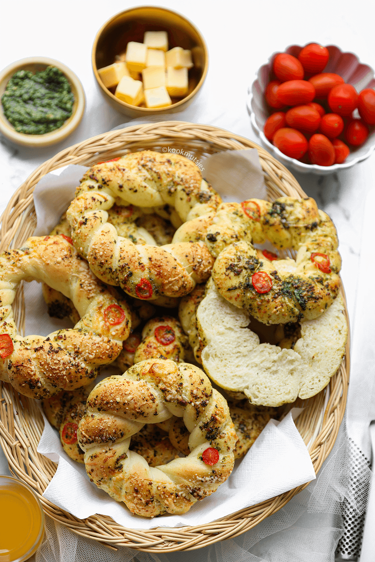 Pesto vlechtbroodjes eindresultaat Kookmutsjes