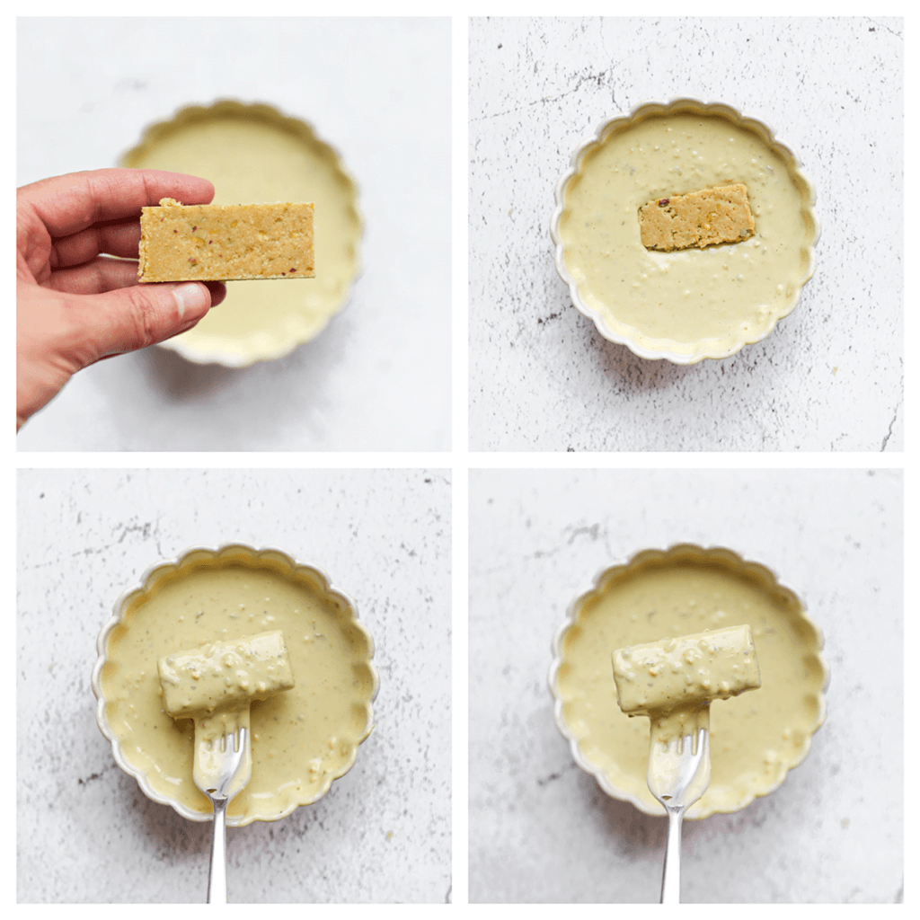 Haal de pistachekoekjes één voor één door het chocolade-pistachemengsel.