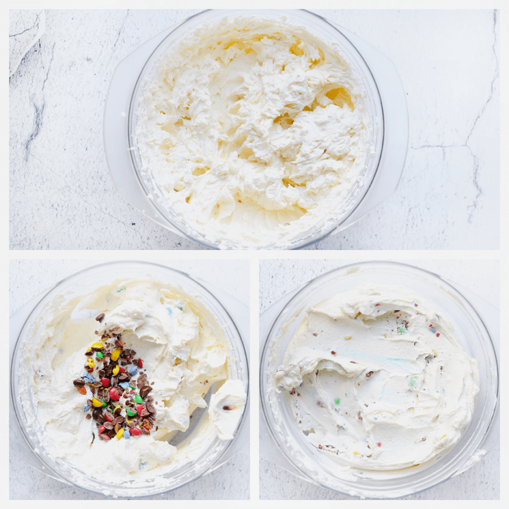 Voeg de gehakte M&M's toe aan de room en meng goed. Zet apart.