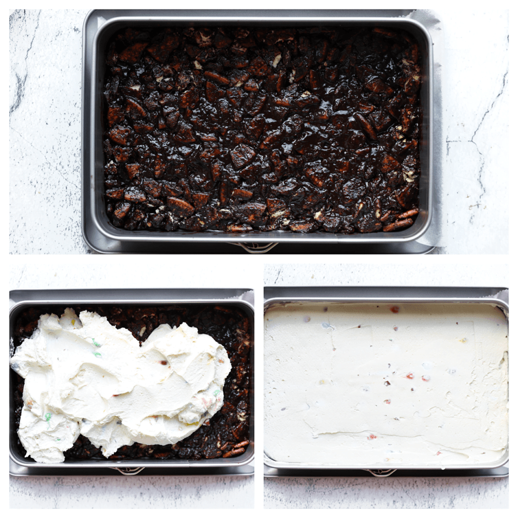 Schep de room over het chocolade-koekjesmengsel en maak egaal. Zet het M&M-dessert een aantal uur, afgedekt, in de koelkast om op te stijven.