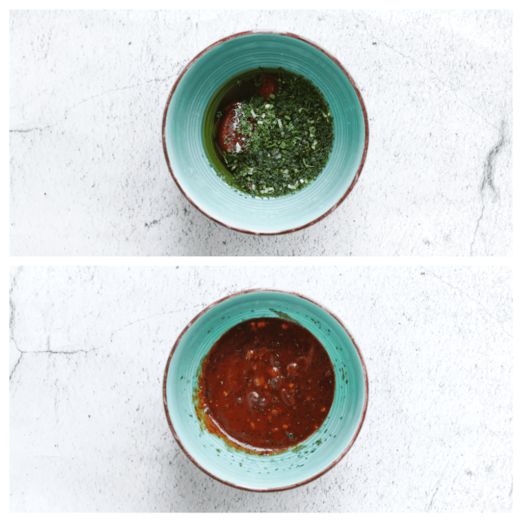 Doe de tomatenpuree, azijn, olijfolie, granaatappelsiroop, saladekruiden, Italiaanse kruiden en honing in een kom. Meng deze ingrediënten goed door elkaar.
