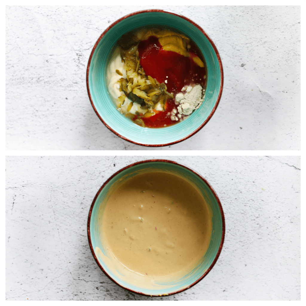 Maak de saus door mayonaise, mosterd, chilisaus, ketchup, augurksap, uienpoeder en geraspte augurk in een kom te mengen. Roer goed tot een gladde saus. Zet apart.