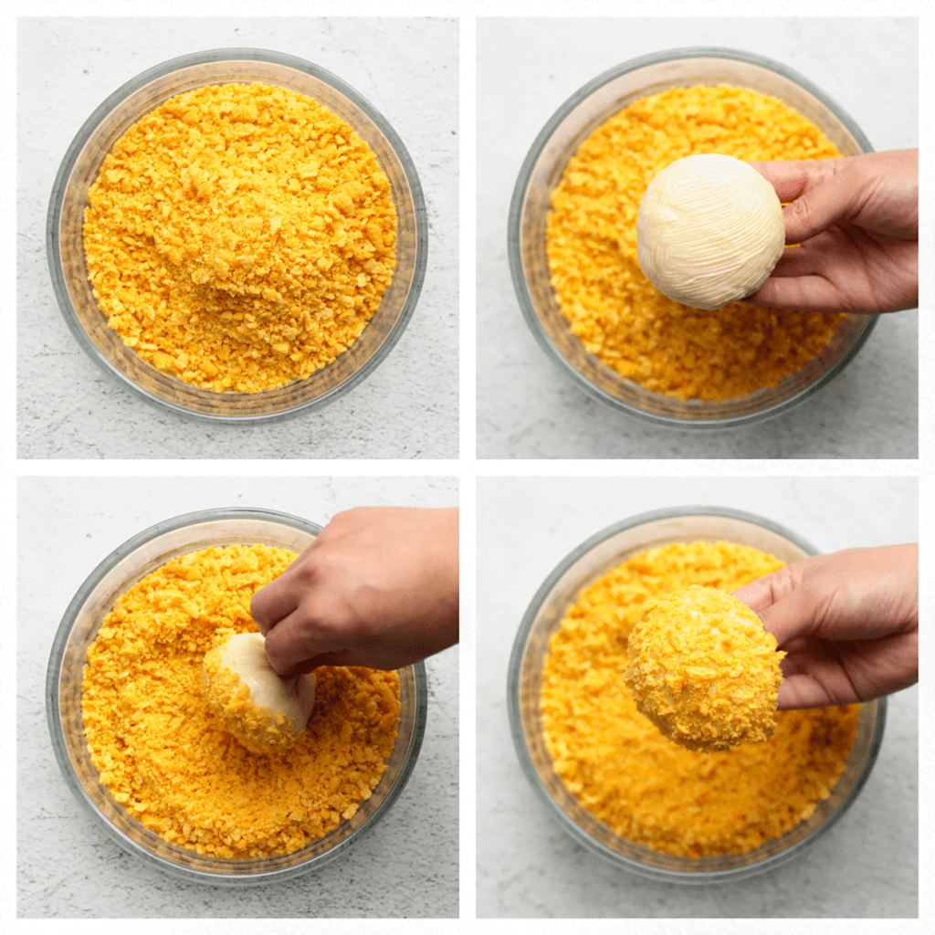 Haal het bolletje deeg door de Bugles-kruimels.