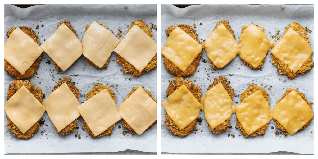 Haal de kipburgers voorzichtig uit de oven en leg er cheddar kaas op.