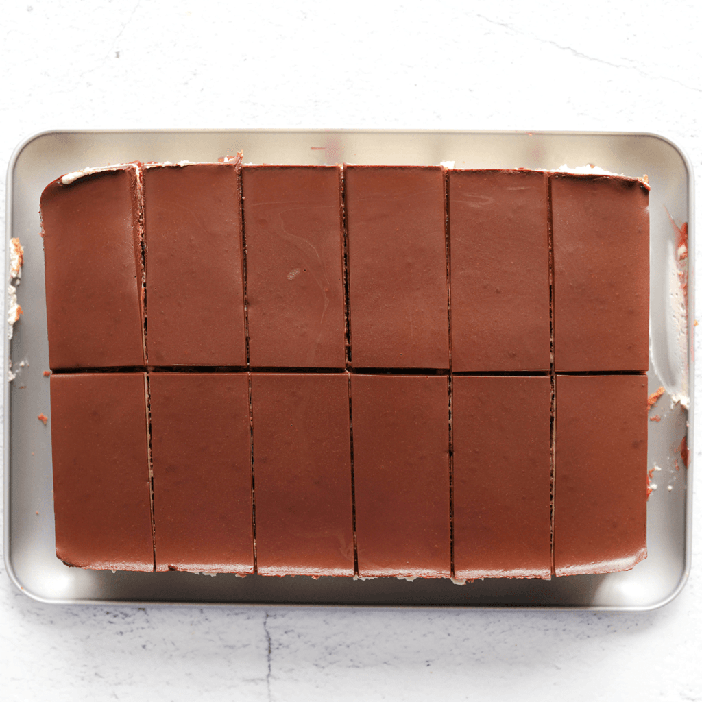 Snijd het kersendessert in stukken.