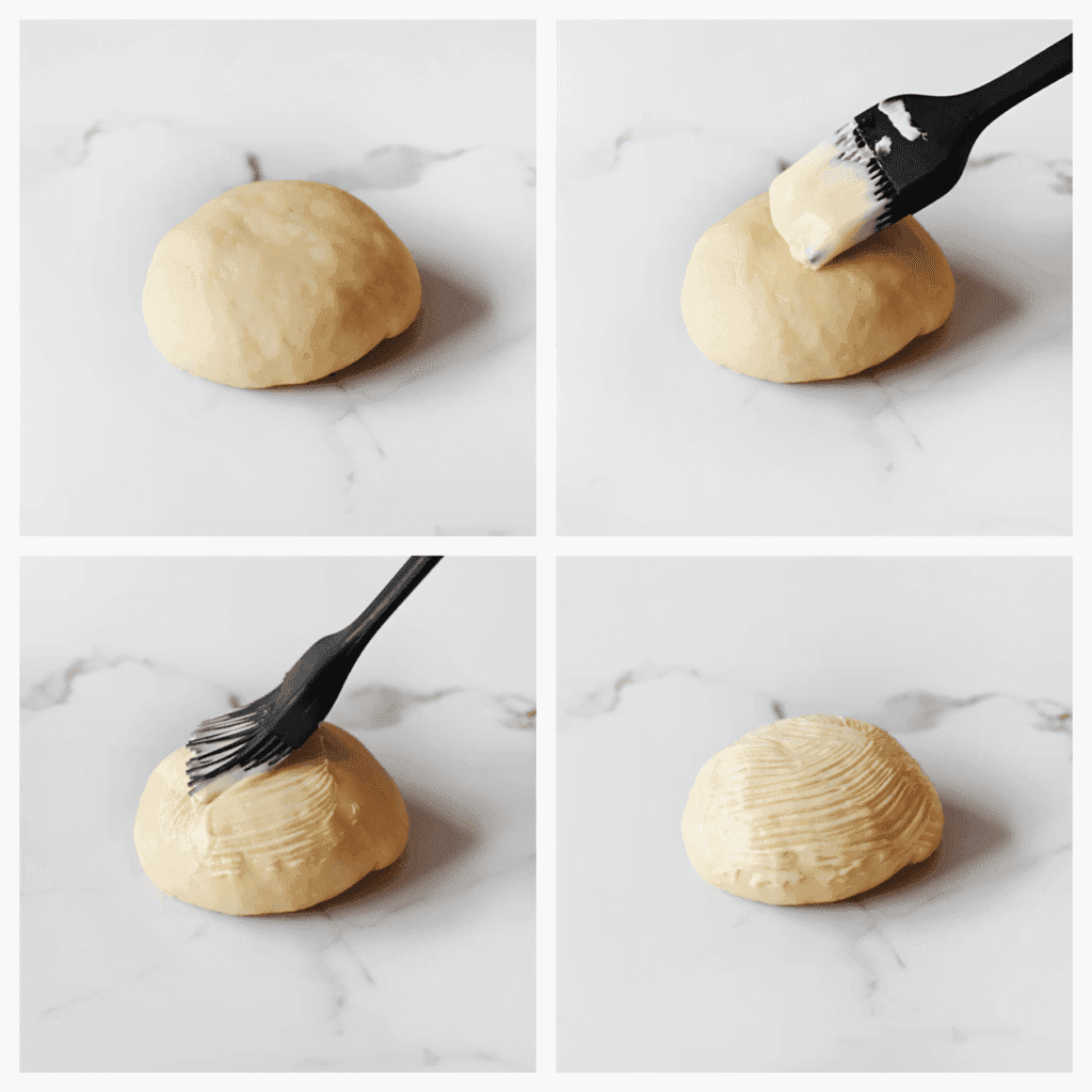 Bestrijk het deeg met mayonaise. Herhaal deze werkwijze.