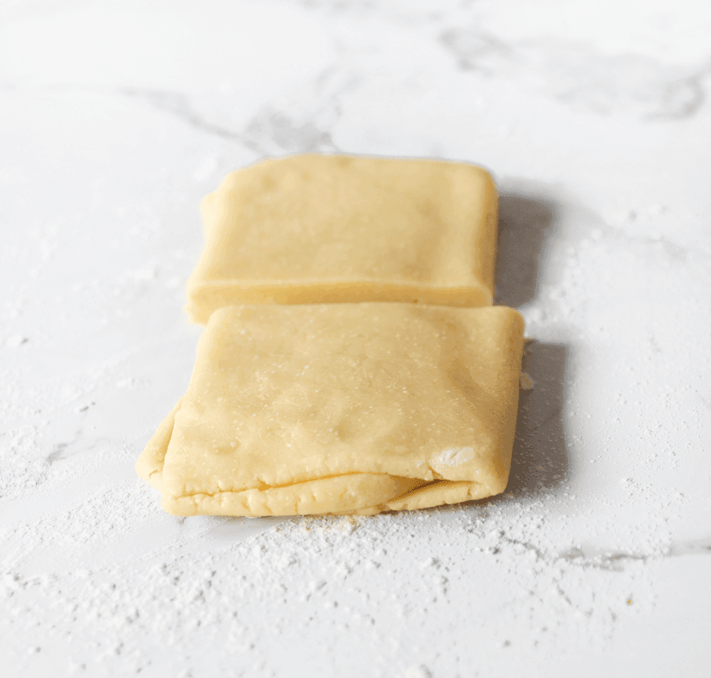 Haal het deeg uit de koelkast en splits het door twee stukken.