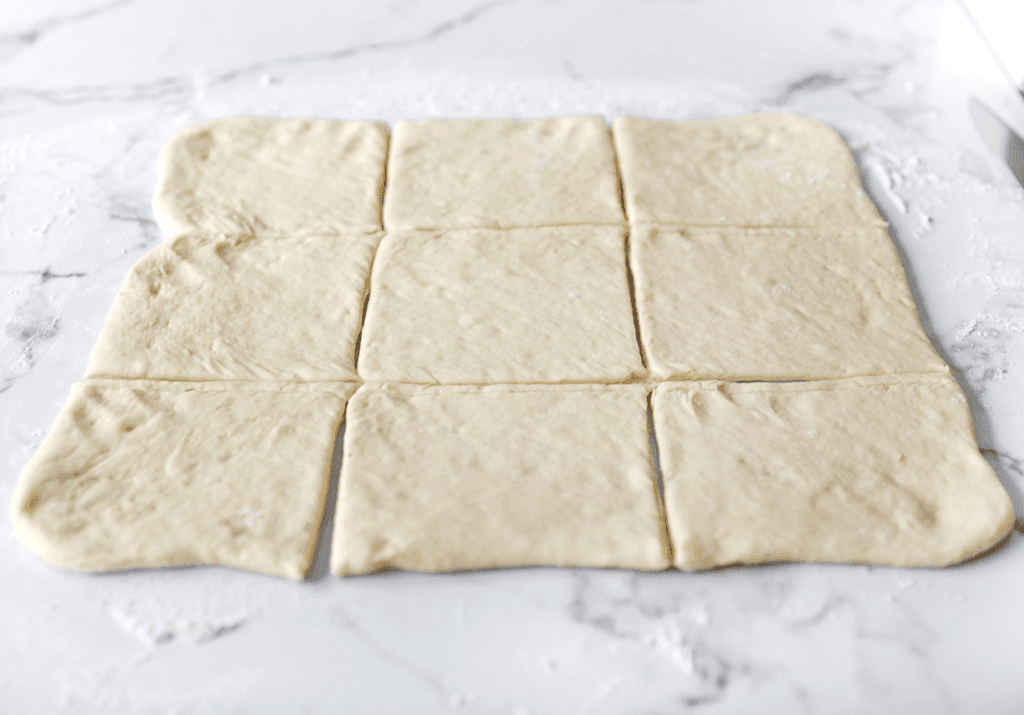 Snijd het deeg in 9 stukken; ik heb hier een pizzasnijder voor gebruikt.