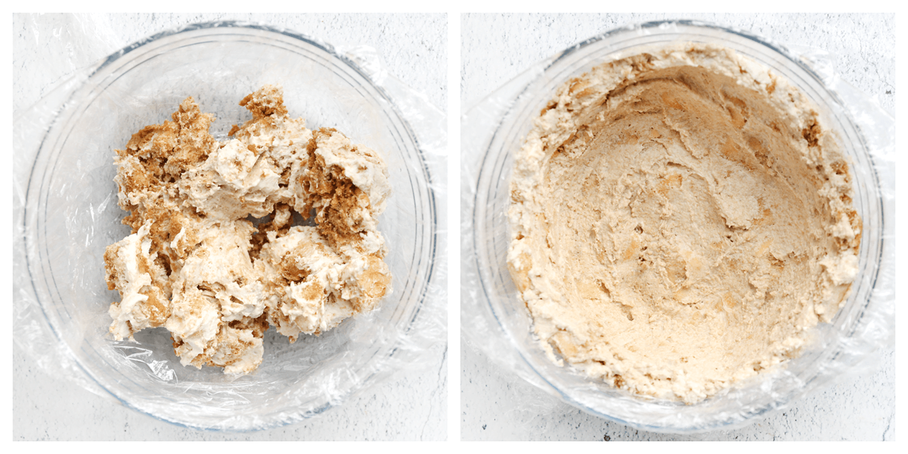 Koekjesmengsel uitsmeren over een mengkom met huishoudfolie