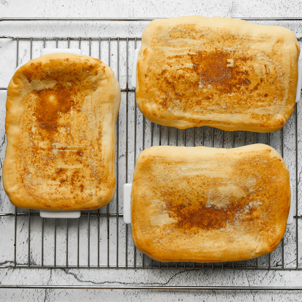 Zet de Marokkaanse kipschotels in een voorverwarmde oven op 200 ℃. Bak ze gedurende 12-15 minuten, of tot het deeg mooi goudbruin is. Houd de baktijd zelf in de gaten, want elke oven werkt anders.