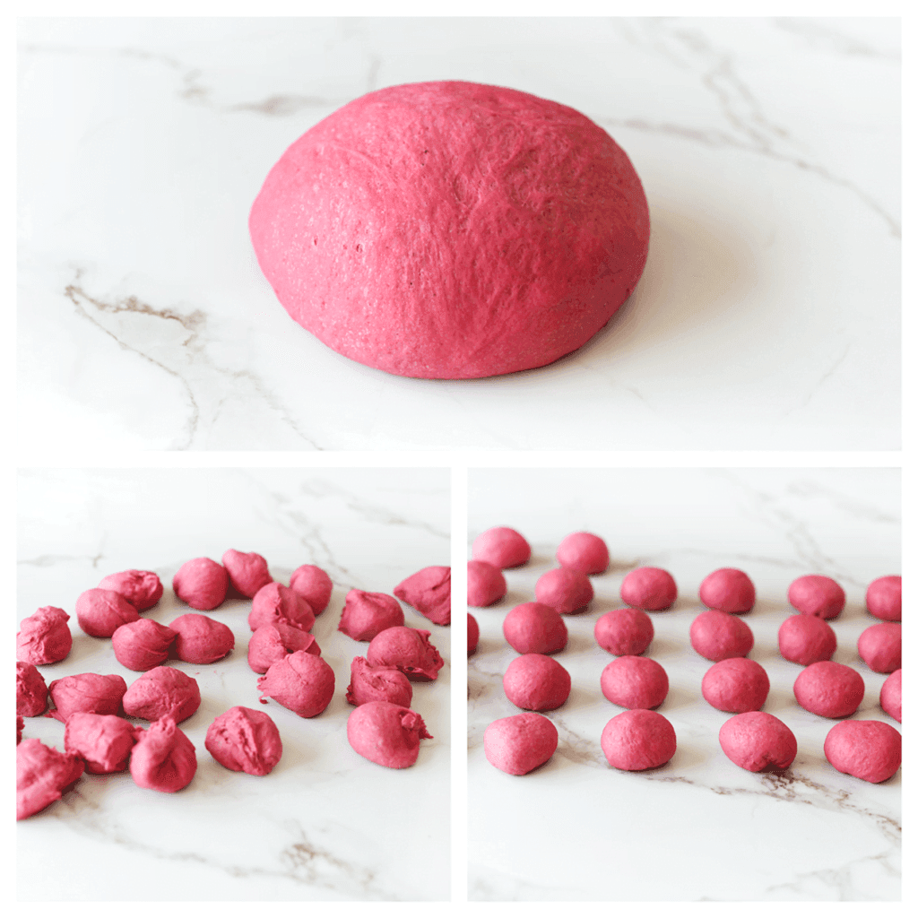 Neem het deeg en verdeel het in 26 stukken (30 gram per stuk). Vorm de deegbollen mooi rond.