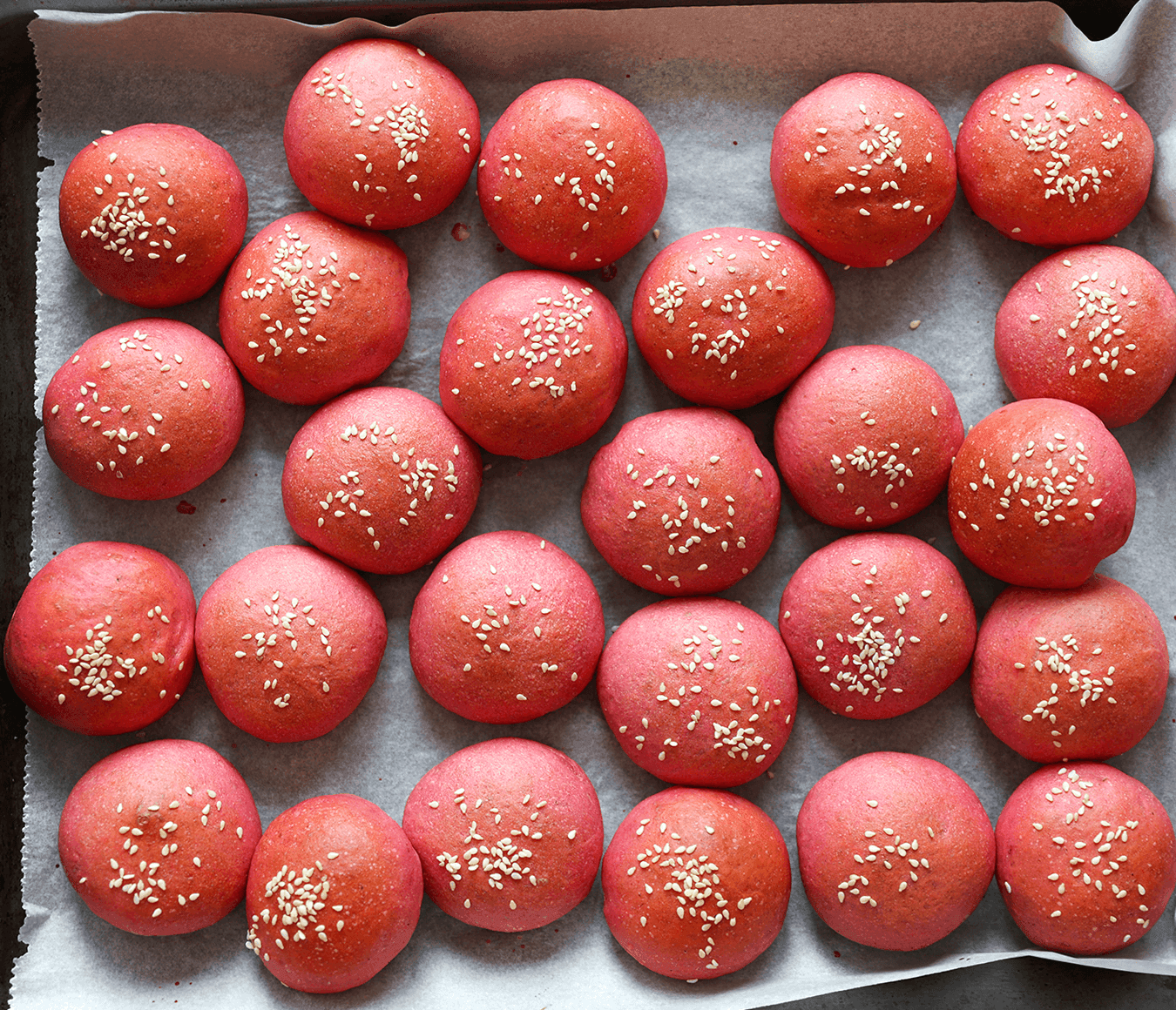 Rode bietenbroodjes bakken in de oven