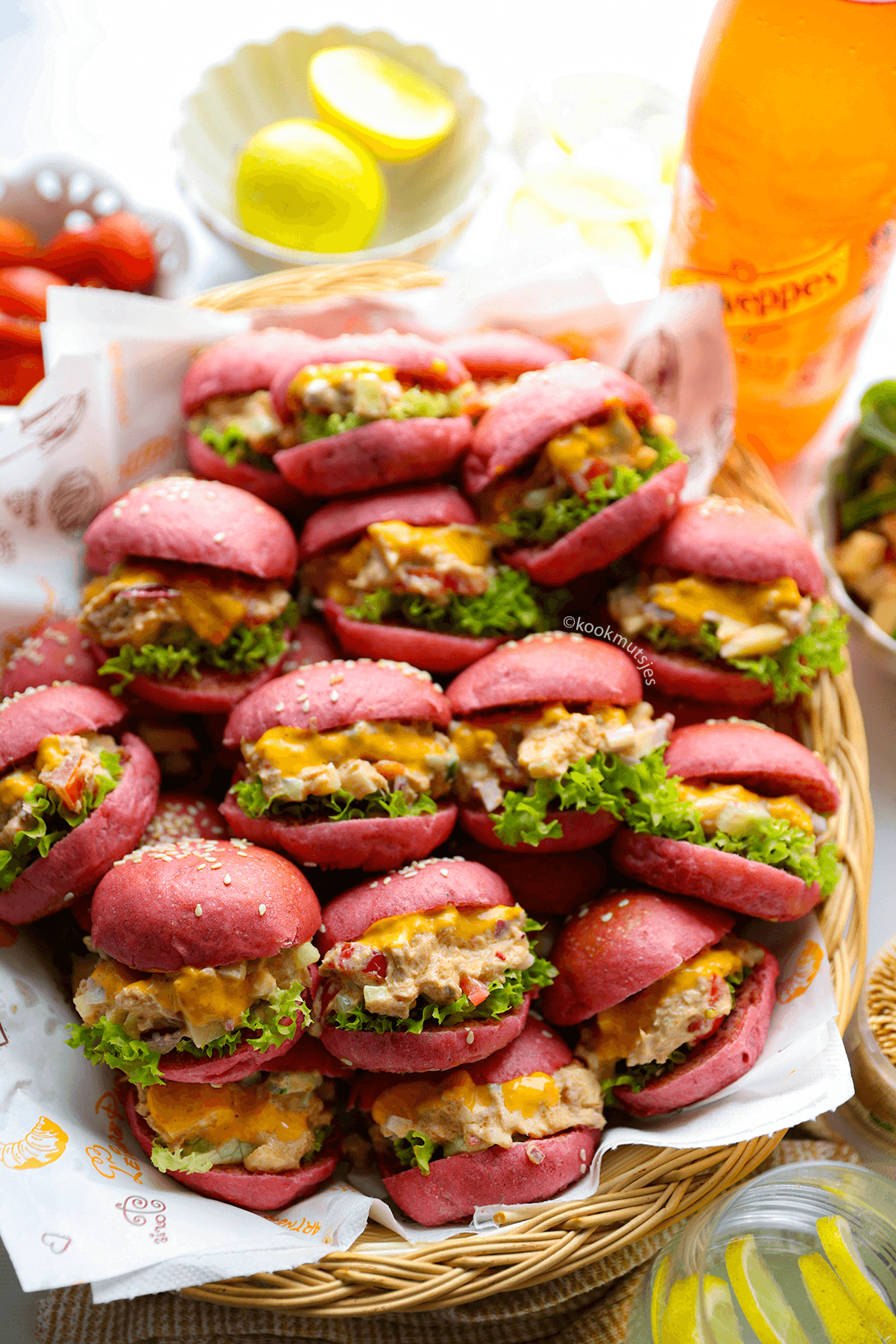 Rode bietenbroodjes eindresultaat Kookmutsjes