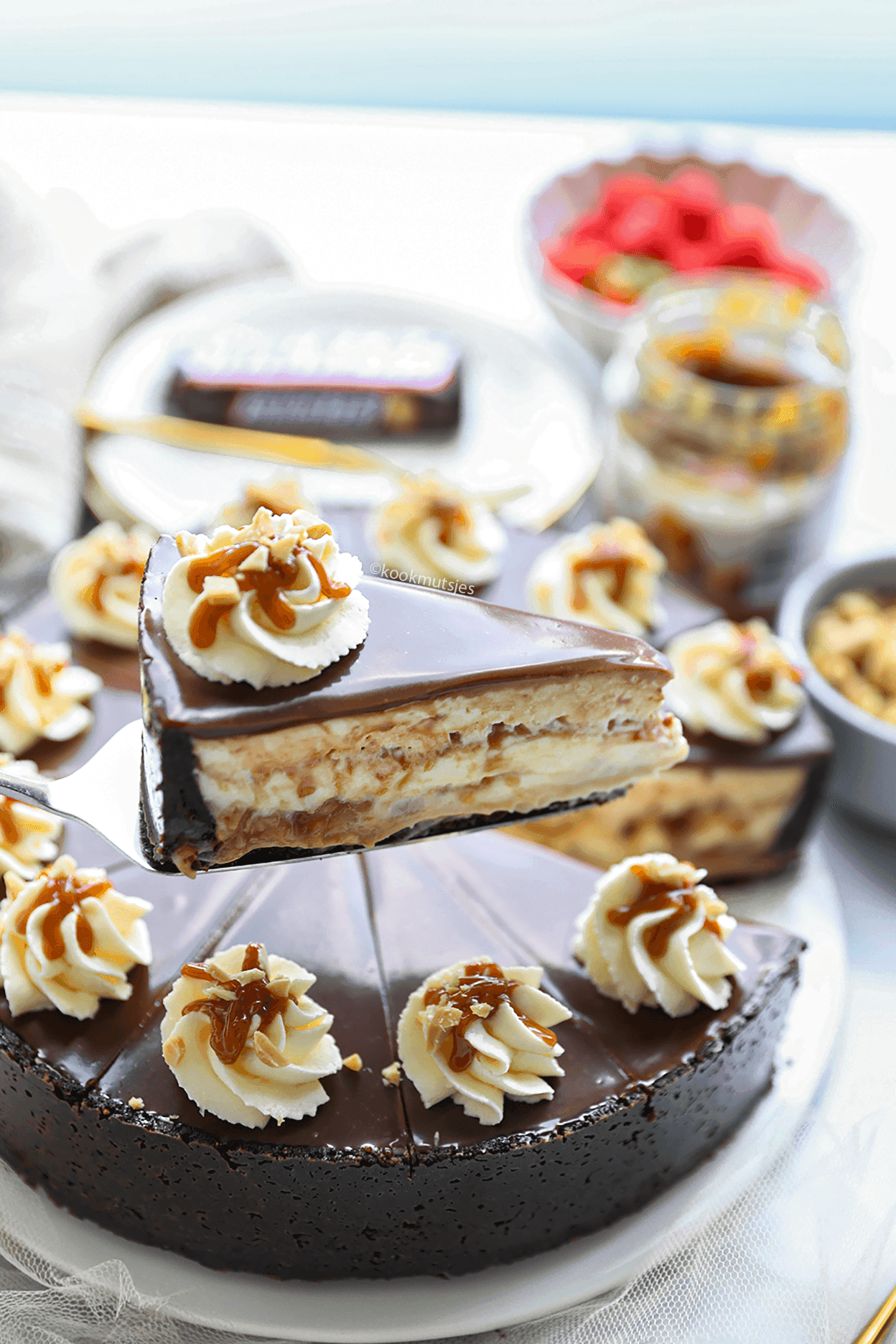 Snickers cheesecake (no bake) eindresultaat Kookmutsjes