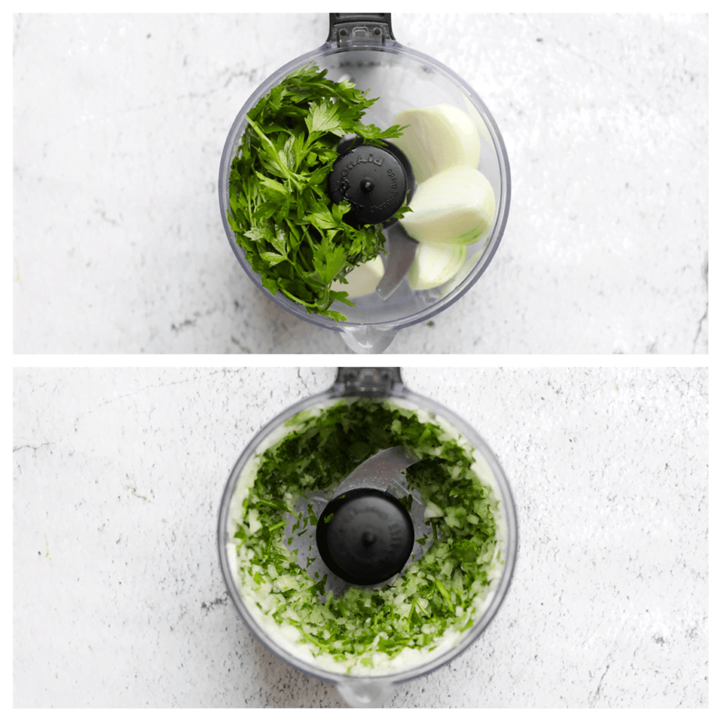 Pel de gele ui en snijd deze grof. Doe de gele ui en peterselie in een hakmolen. Maal ze niet te fijn.