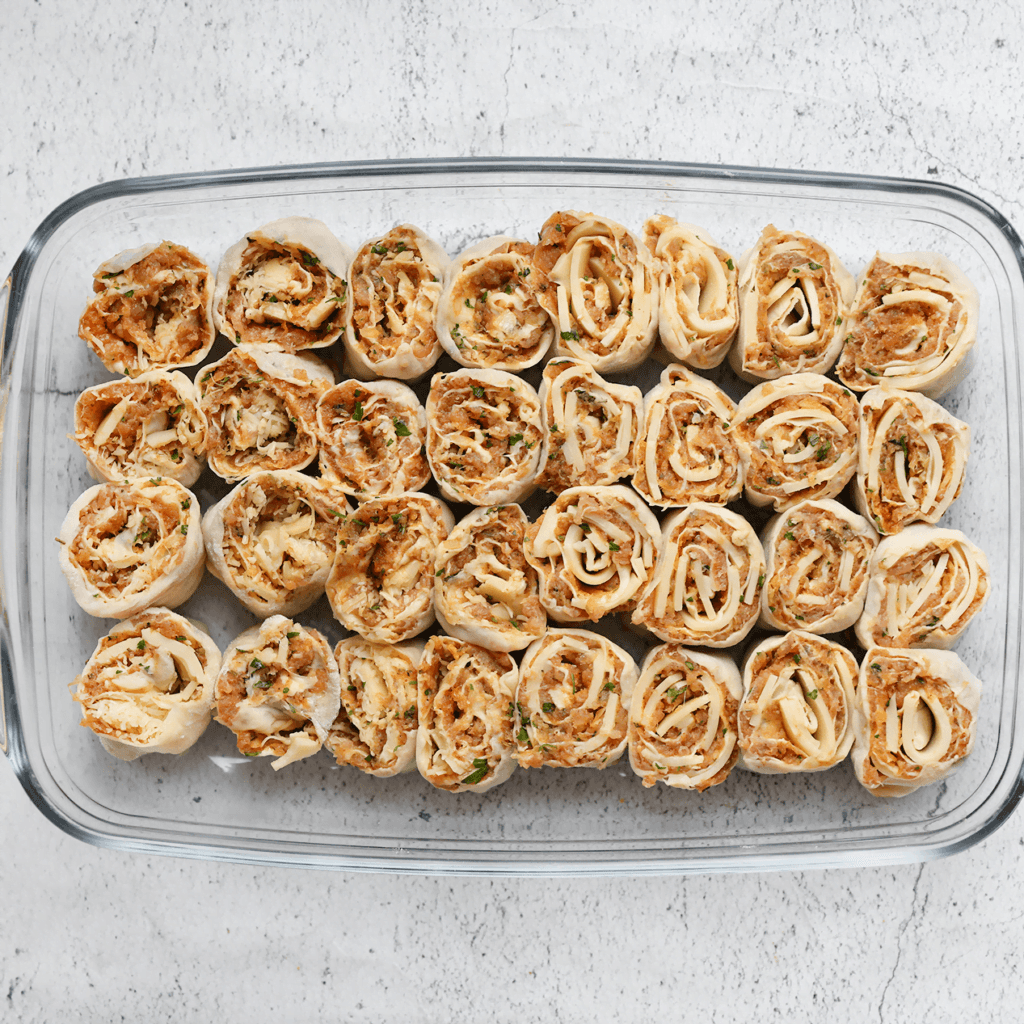 Verdeel de gehaktrollen over een ovenschaal.