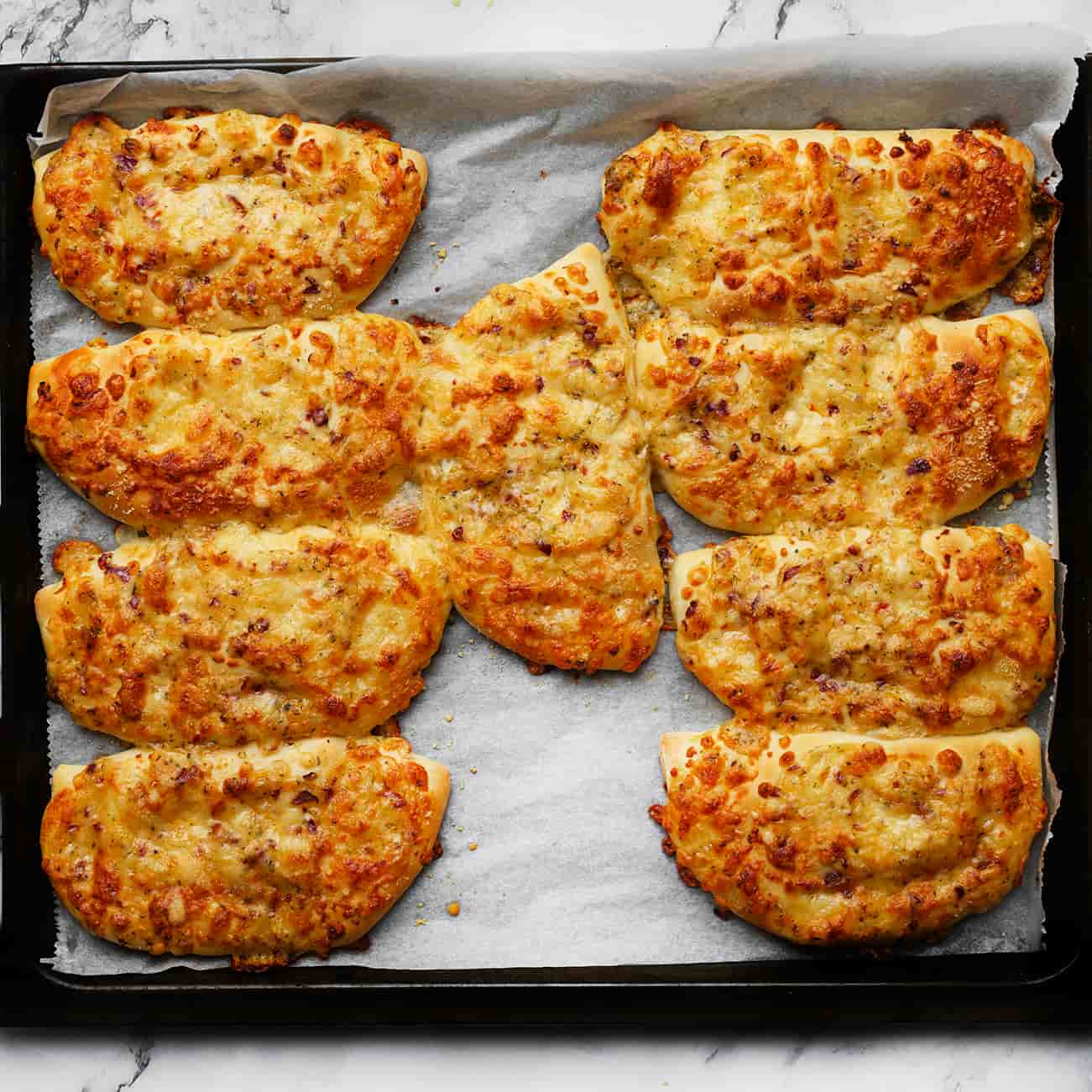 Kaasbroodjes bakken in de oven