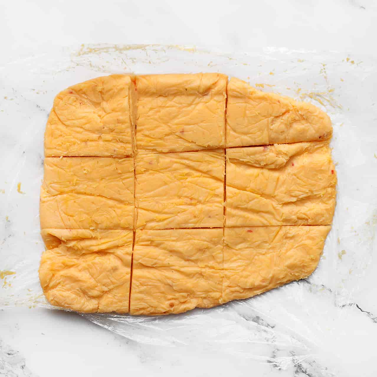 Kaasmengsel in stukken snijden