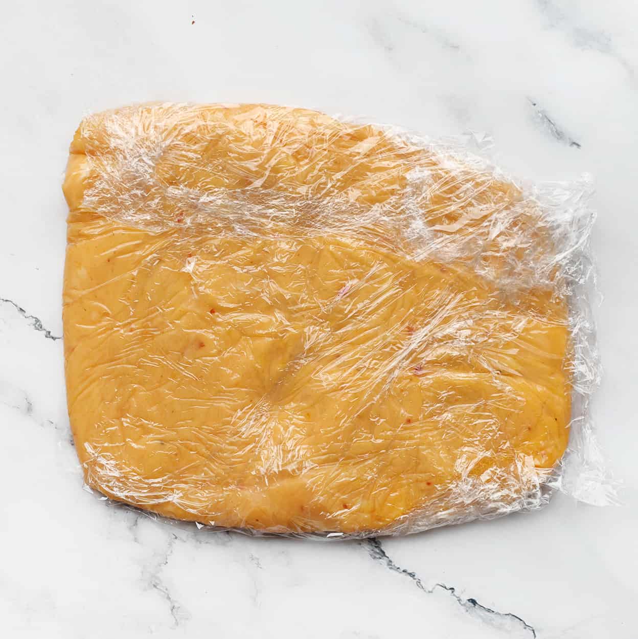 Kaasmengsel inpakken met huishoudfolie