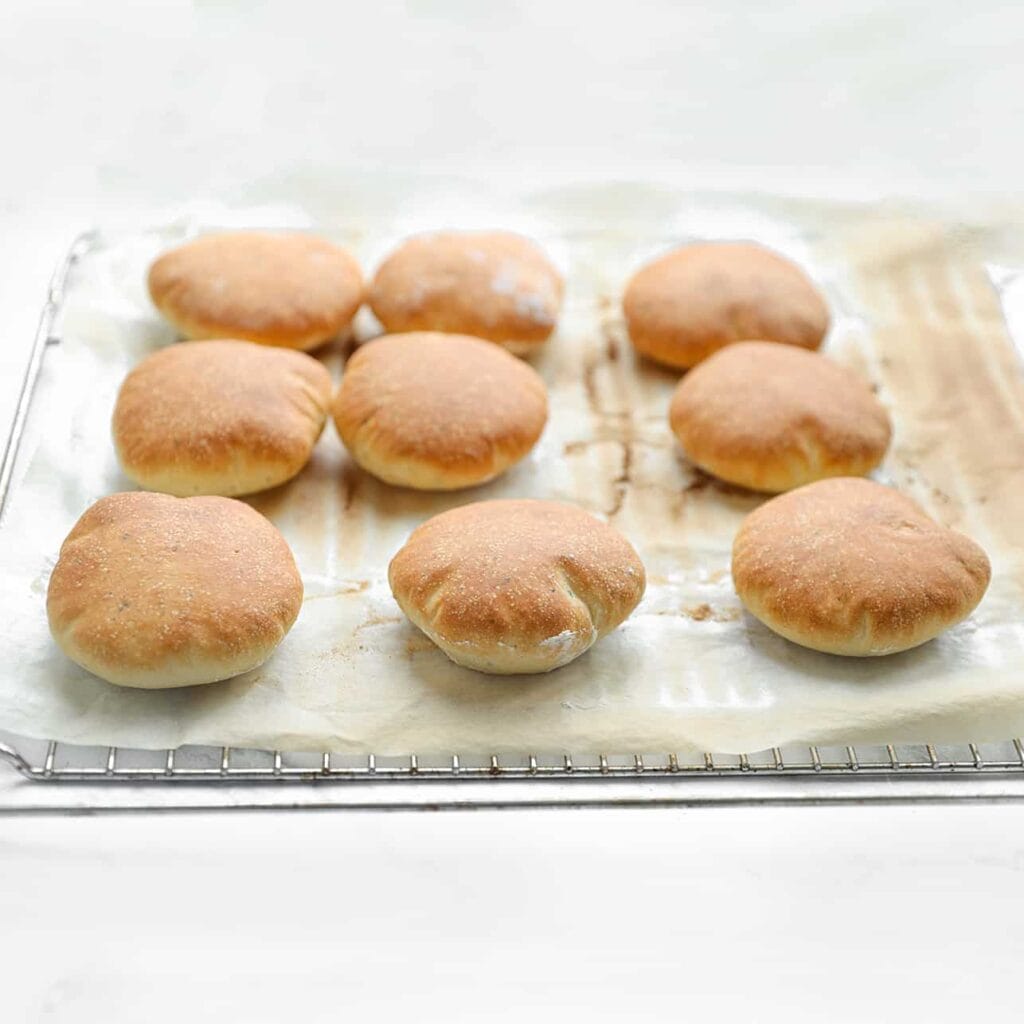 Plaats de broodjes in een voorverwarmde oven op 200 ℃ en bak ze 10-15 minuten. Houd de baktijd zelf goed in de gaten.