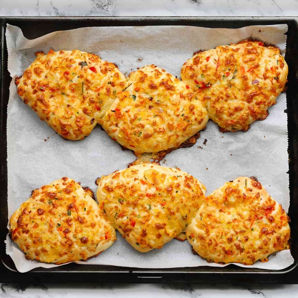 Zet het deeg in een voorverwarmde oven op 200 ℃. Bak 12-18 minuten of tot de broodjes mooi goudbruin zijn gekleurd. Houd de baktijd zelf in de gaten, want elke oven werkt anders.