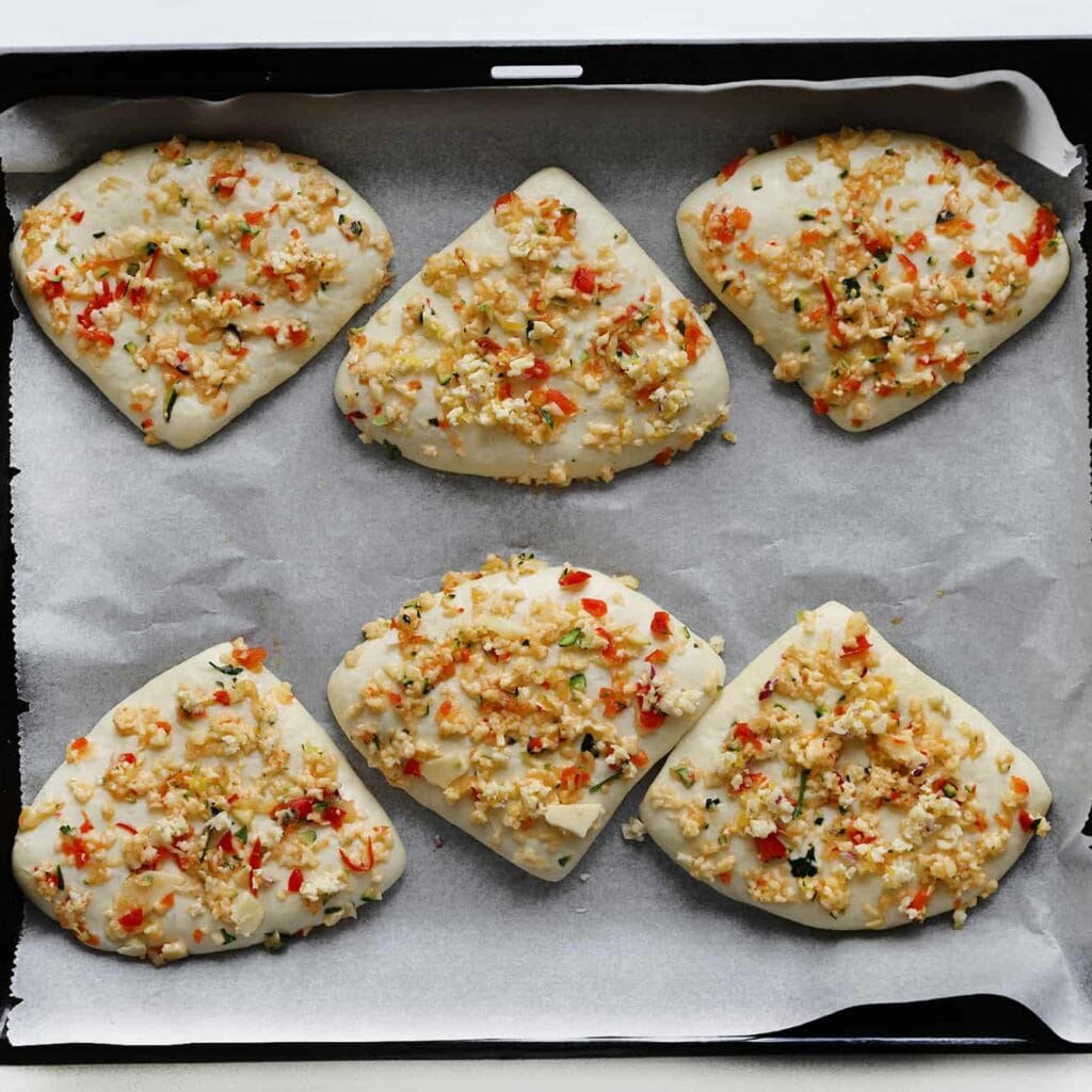 Laat het deeg 30 minuten rijzen, of totdat het in omvang is verdubbeld.