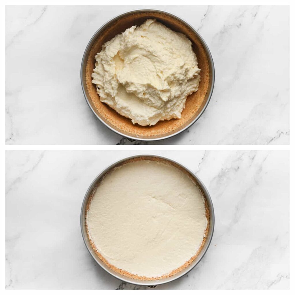 Verdeel het cheesecakemengsel gelijkmatig over het koekjesdeeg in de bakvorm.