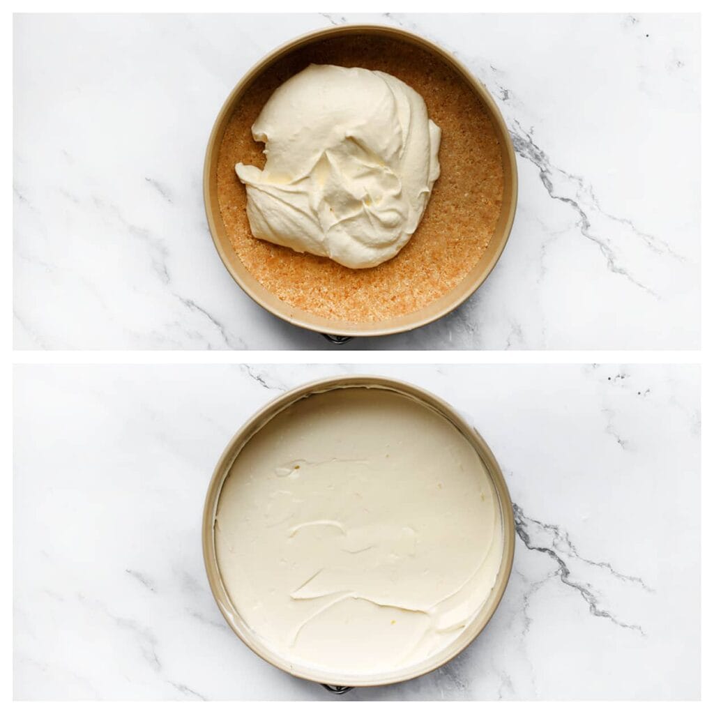 Schep de helft van het cheesecakemengsel over het koekjesdeeg en smeer dit gelijkmatig uit. 