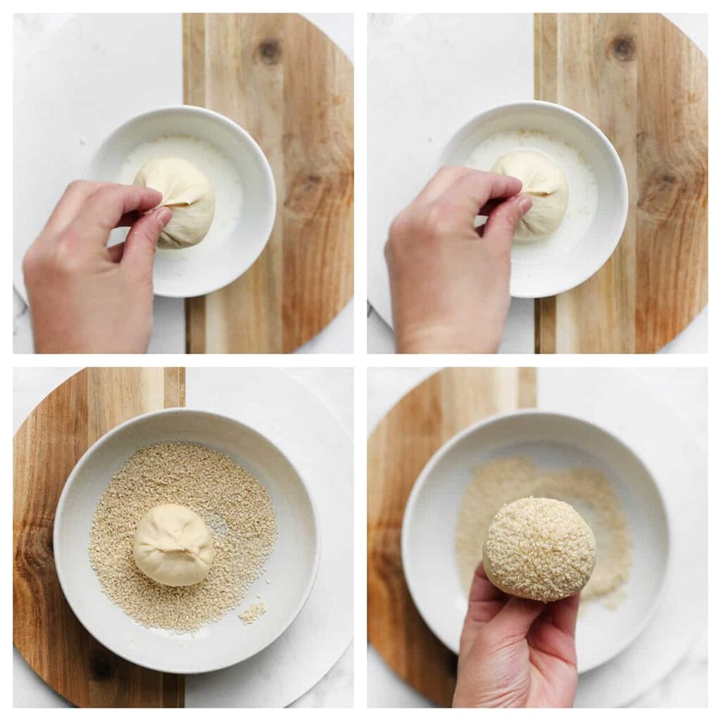 Doe wat melk in een kom en sesamzaad in een andere kom. Neem een bolletje deeg en haal eerst de bovenkant door de melk en vervolgens door het sesamzaad. Zorg ervoor dat je niet te veel sesamzaad gebruikt, anders zullen ze minder goed opbollen tijdens het bakken.